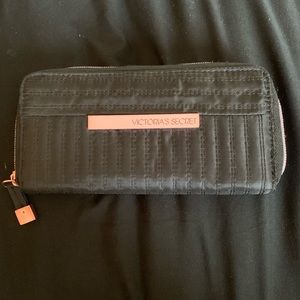 Victoria's Secret Makeup - Victoria’s Secret Essential Makeup Brush Kit NWOT Victoria's Secret Makeup - Victoria’s Secret Essential Makeup Brush Kit NWOT